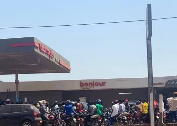 Crise de carburant en Guinée : les citoyens renouent avec les difficultés d’approvisionnement