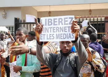 Conakry : des jeunes activistes exigent la levée des restrictions de l’Internet