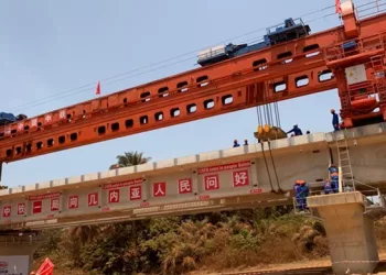 Les partenaires de Simandou célèbrent la première installation de poutres pour le chemin de fer de la CTG en Guinée