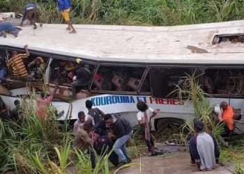 Macenta : un bus tombe dans un ravin et fait plusieurs morts