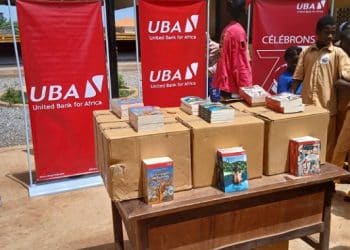 UBA Guinée fait un don de plus de 600 livres au Lycée-Collège Sonfonia