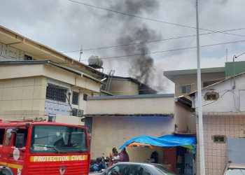 Kaloum : un incendie en cours au ministère de l’Habitat