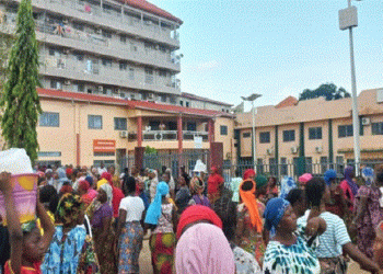 Conakry : les femmes du marché Taouyah prennent d’assaut la mairie de Ratoma