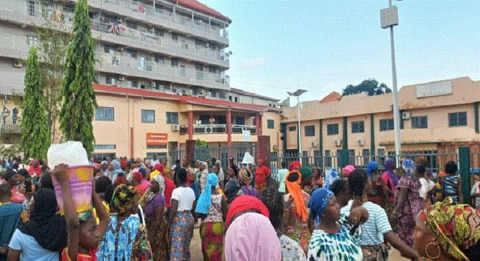 Conakry : les femmes du marché Taouyah prennent d’assaut la mairie de Ratoma