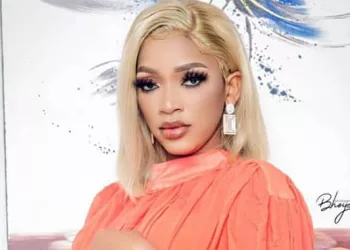 Musique : Djelykaba Bintou chante “jeune dame’’, une ode au véritable amour