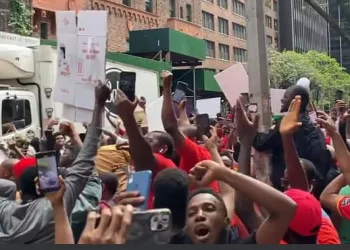 “Libérez Billo et Foniké” et “Doumbouya zéro”, scandent des manifestants devant l’ambassade de Guinée à New York