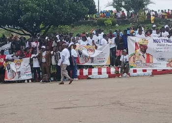 Aéroport AST : des citoyens mobilisés pour accueillir le général Doumbouya