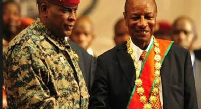 Général Sékouba Konaté et Alpha Condé en 2010.