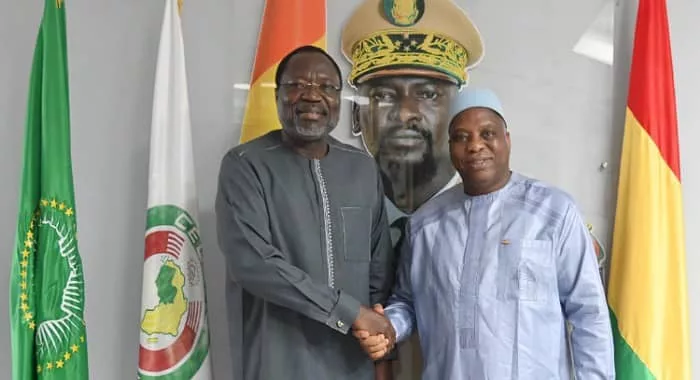 Morissanda kouyaté (en bonnet), ministre guinéen des Affaires étrangères et Alieu Touray, président de la commission de la Cedeao.