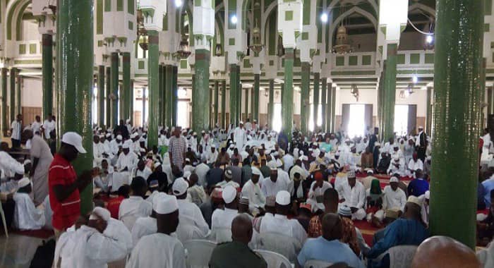 Des fidèles musulmans à l'intérieur de la mosquée fayçal à Conakry