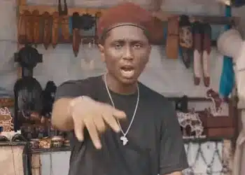 Straiker dresse un portrait sombre de la Guinée dans son clip percutant “Jooni”