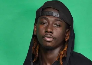 Ousking Zeus éveille les consciences dans “Je ne suis pas libre”