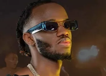 Saifond exprime le chagrin et la dure réalité de la pauvreté dans son nouveau clip “Taa Woullou”