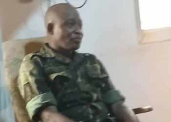 Conakry : un homme en uniforme pris avec près de 5 000 USD en faux billets