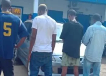 Banditisme à Conakry : la DCPJ présente quatre présumés auteurs de vols à main armée et d’assassinats