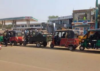 Crise de carburant à Conakry : les vendeurs du marché noir profitent de la spéculation