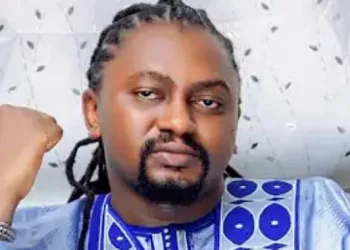 Azaya se confie dans “Bögnèssa” : “C’est difficile de vivre avec quelqu’un qui agit comme un chat”