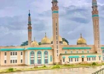 Guinée : le SGAR invite les imams à retarder la prière d’Ichaa du vendredi jusqu’à 21 heures