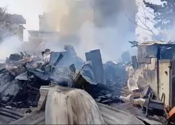 Incendie à Kaloum : un point de vente de carburant en flammes, l’origine encore inconnue