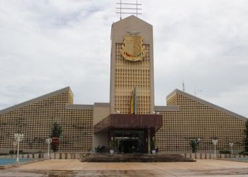 Palais Sekoutouréya : le ministre Djiba Diakité lance les travaux de rénovation
