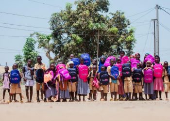 Soutien à l’éducation et à la solidarité : Dr Dansa kourouma fait des dons à Somayah et à Kassa