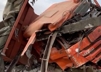 Yattaya Fossidet  : un camion transportant des granites finit sa course dans une maison