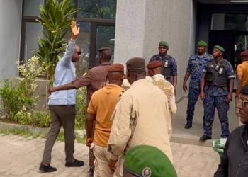 Verdict d’Aliou Bah : sécurité renforcée et attente tendue à la Cour d’appel de Conakry