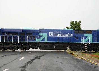 Transguinéen : Wabtec, SimFer et le gouvernement guinéen dévoilent la première locomotive