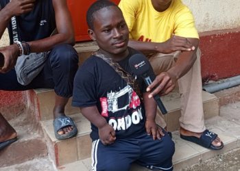 Porteur d’un handicap, Almamy Doumbouya décroche enfin son Bac après quatre tentatives