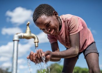 Accès à l’eau en milieu rural : la France accorde un prêt de 20 millions d’euros à la Guinée