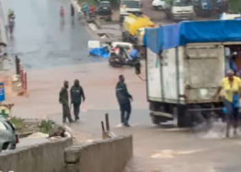 Conakry : les fortes pluies bloquent la circulation, la police mobilisée pour prévenir les risques