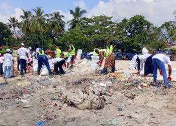 Gbessia : la jeunesse retrousse ses manches pour l’assainissement de la plage de  Bénarès