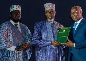 Remise de titres fonciers : Bah Oury salue “un geste de réparation” envers les victimes de Kaporo