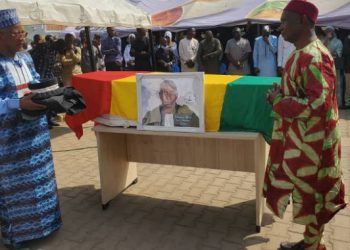 Symposium : la famille judiciaire rend hommage au magistrat David Simbiano