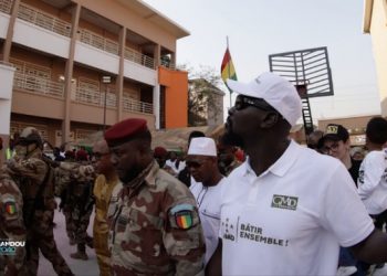 Éducation : Mamadi Doumbouya promet la construction de “100 écoles de type Barry Diawadou”