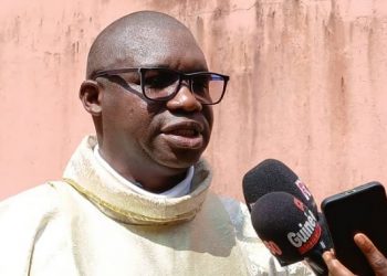 Noël : le curé Jean-Baptiste Mané appelle à la paix et prie pour des élections apaisées en Guinée