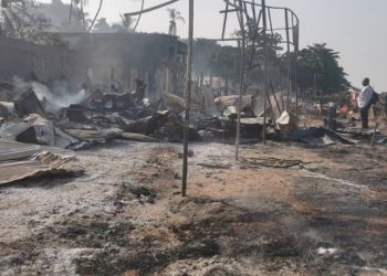 Incendie à la plage Rogbané : un mort, des pertes évaluées à plusieurs milliards, la piste criminelle envisagée