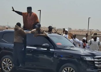 Mamadi Doumbouya regagne Conakry après vingt jours d’absence