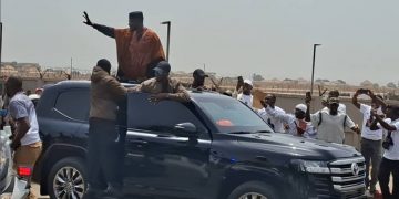 Mamadi Doumbouya regagne Conakry après vingt jours d’absence