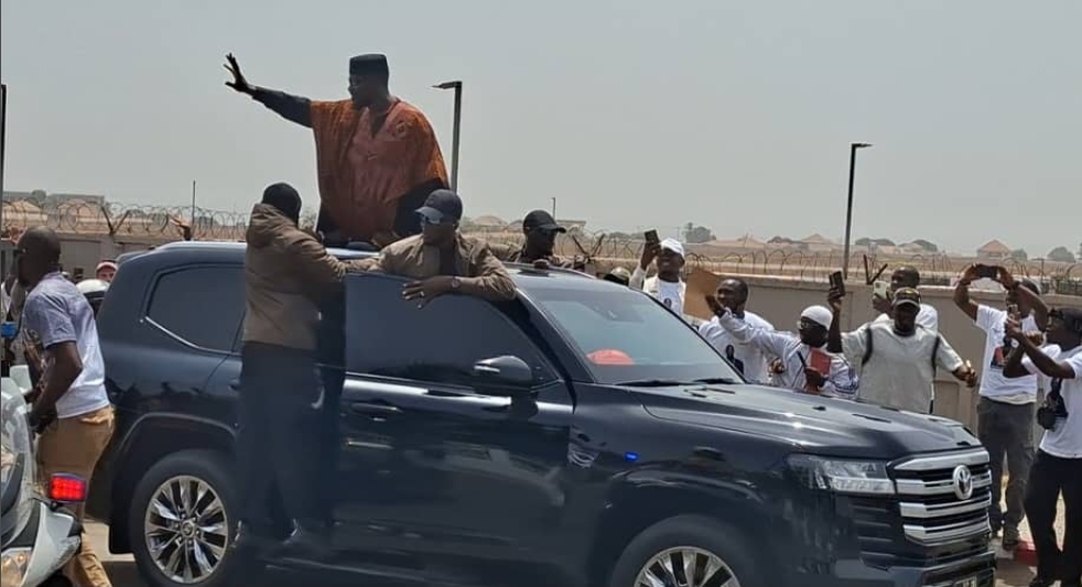 Mamadi Doumbouya regagne Conakry après vingt jours d’absence