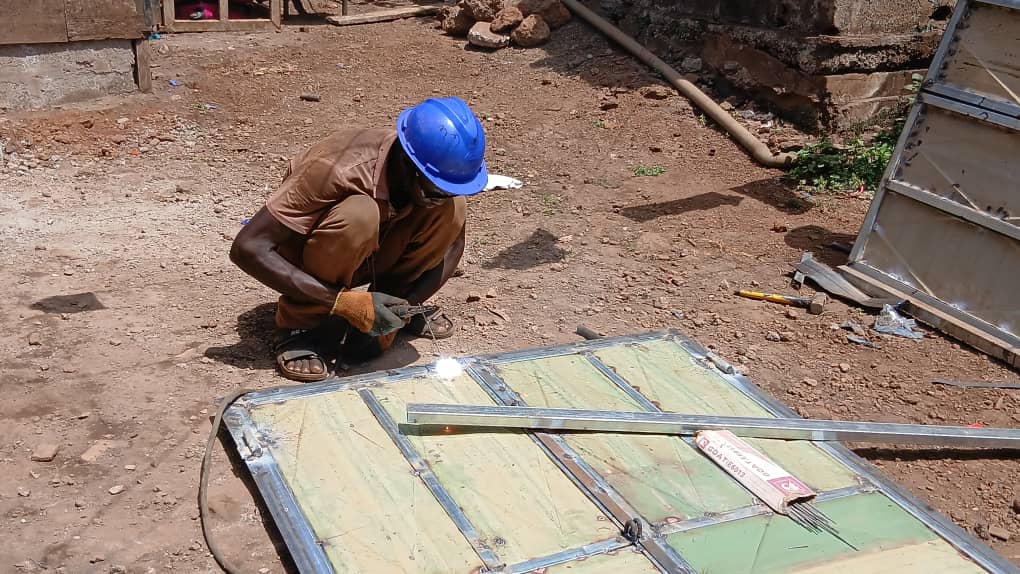 « Le manque de courant nous pose énormément de problèmes » : un maître soudeur dénonce les délestages à Conakry