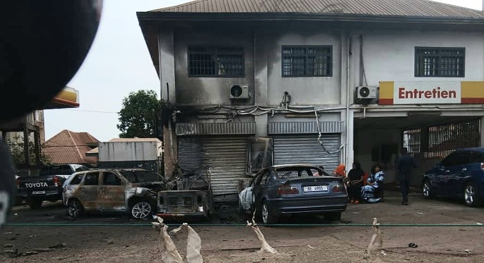 Rond-point T5 : un véhicule hors de contrôle à l’origine d’un incendie dans une station, un mort
